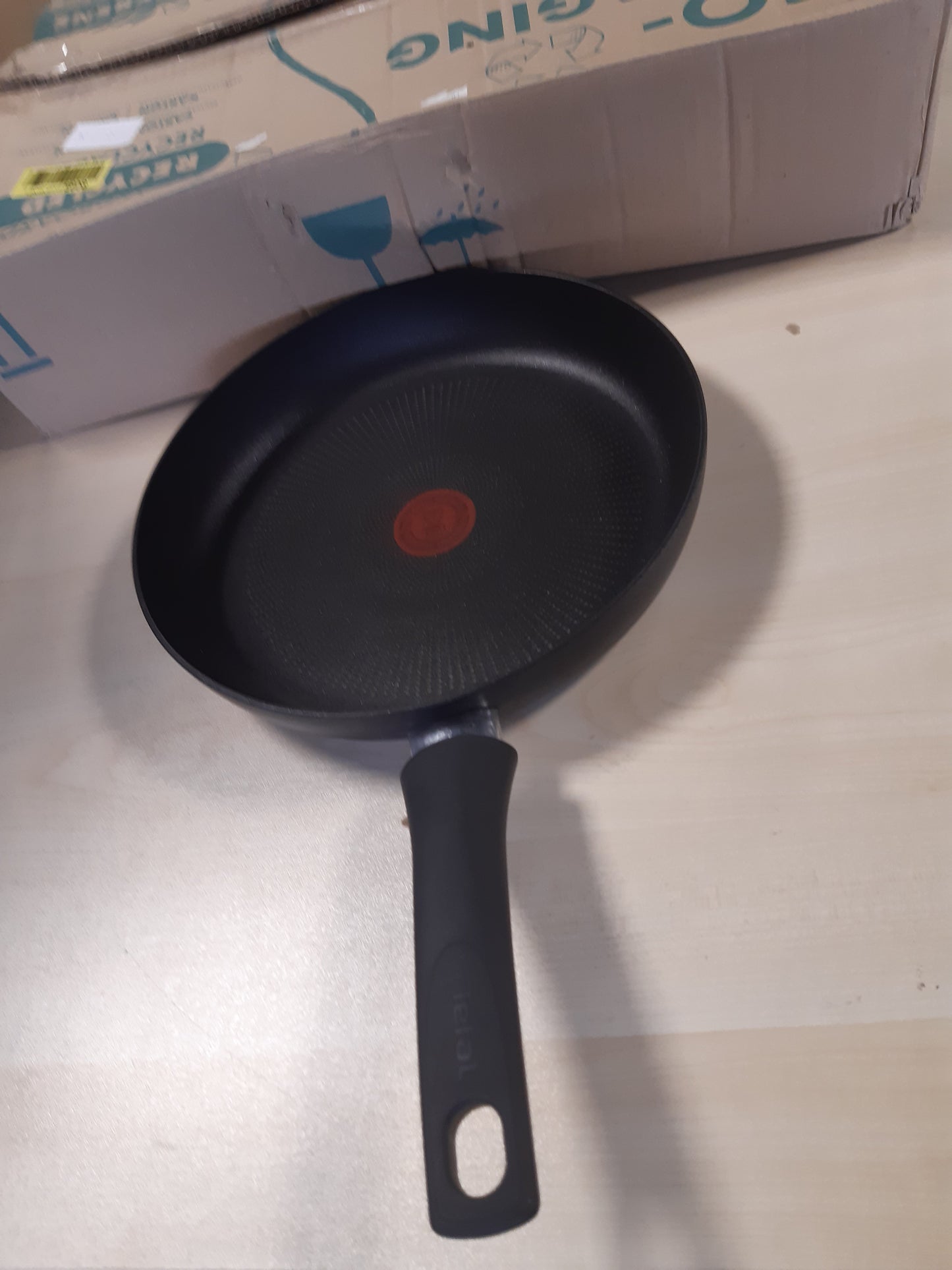 175234 - TIGAN Tefal Ultimate On, Buzë 28 cm, Shtresë Titaniumi, Thermo-Sinjal, i Pajtueshëm me Induksion, i Përshtatshëm për të gjitha Llojet e Sobave, Modeli G26006