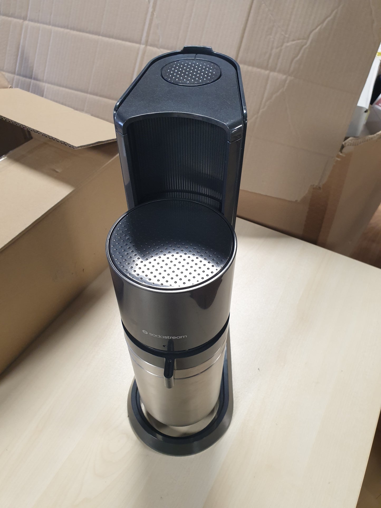 204094 - SODASTREAM DUO Përgatitës Uji me Gaz | Përfshin 1 Shishe Qelqi dhe 1 Shishe Plastike FUSE, të dyja prej 1L dhe të sigurta për Lavastovilje | Ngjyra: Titanik