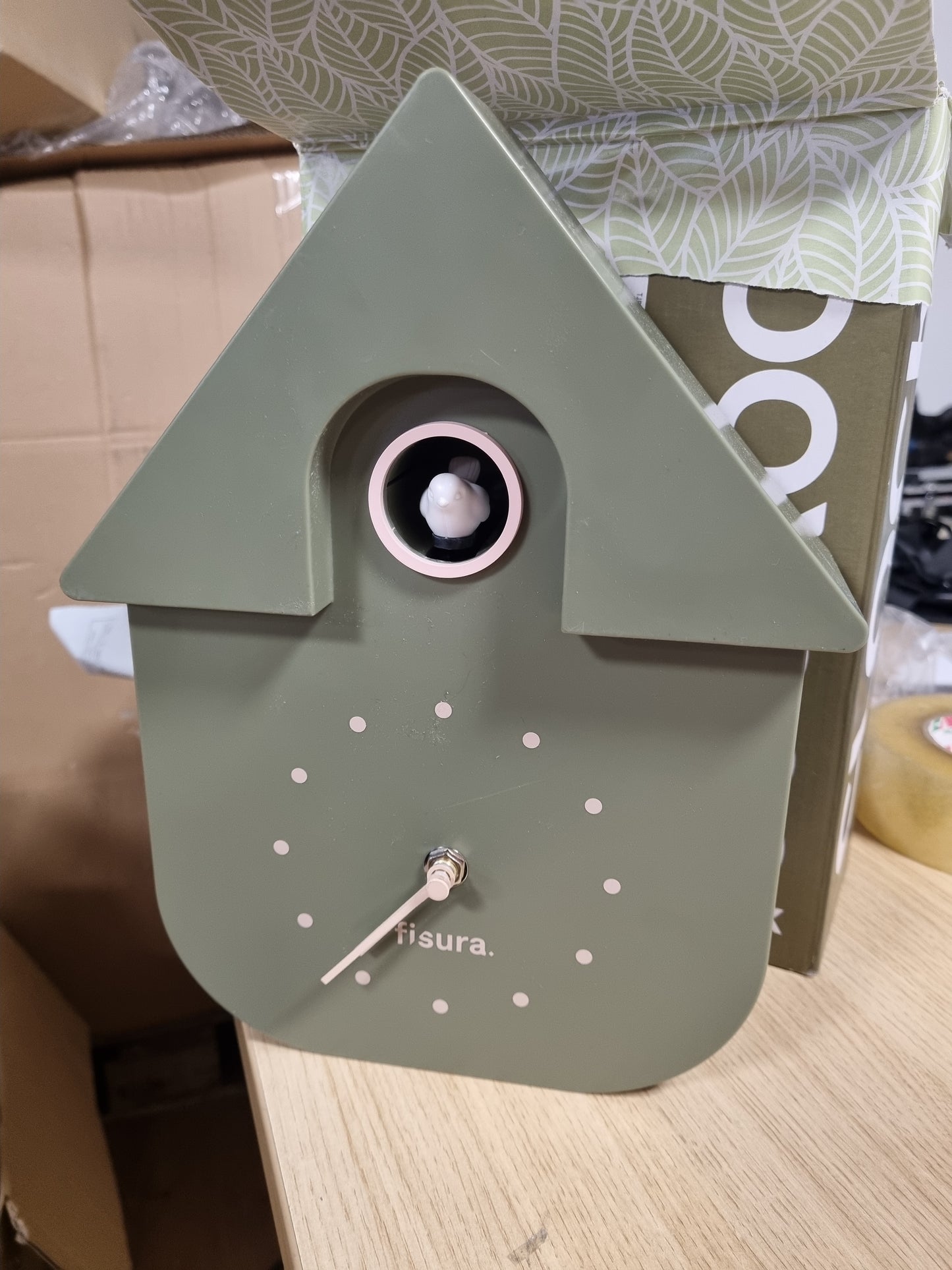 208197 - FISURA - Orë Muri në Formë Qyqeje, Materiali ABS, Ngjyra e Ullirit me Ekran Bezh, Përmasa 21.5x8x41.5 cm, kërkon 3 Bateri AA (E papërfshirë)