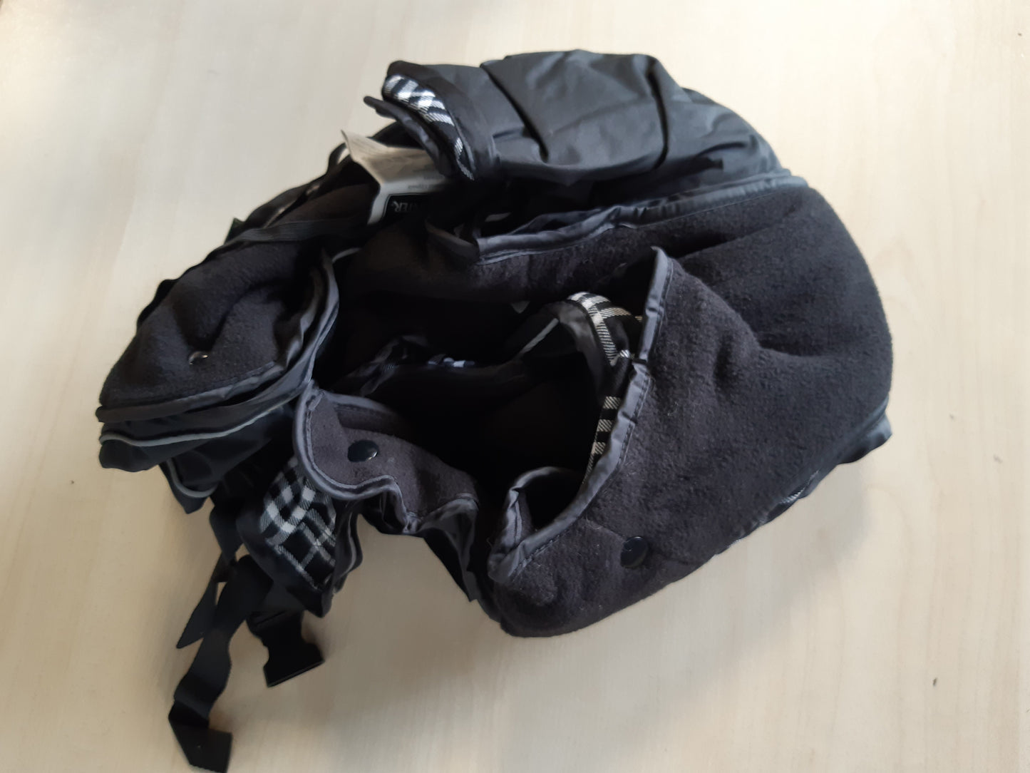 177252 - HUNTER UPPSALA Xhaketë për Qen, Dizajn 2-në-1 me Rreshtim të Brendshëm të Lëvizshëm, Rezistente ndaj Ujit, Tuba Reflektues, Madhësi: 50, Bark i Mbyllur, Ngjyra: e Zezë