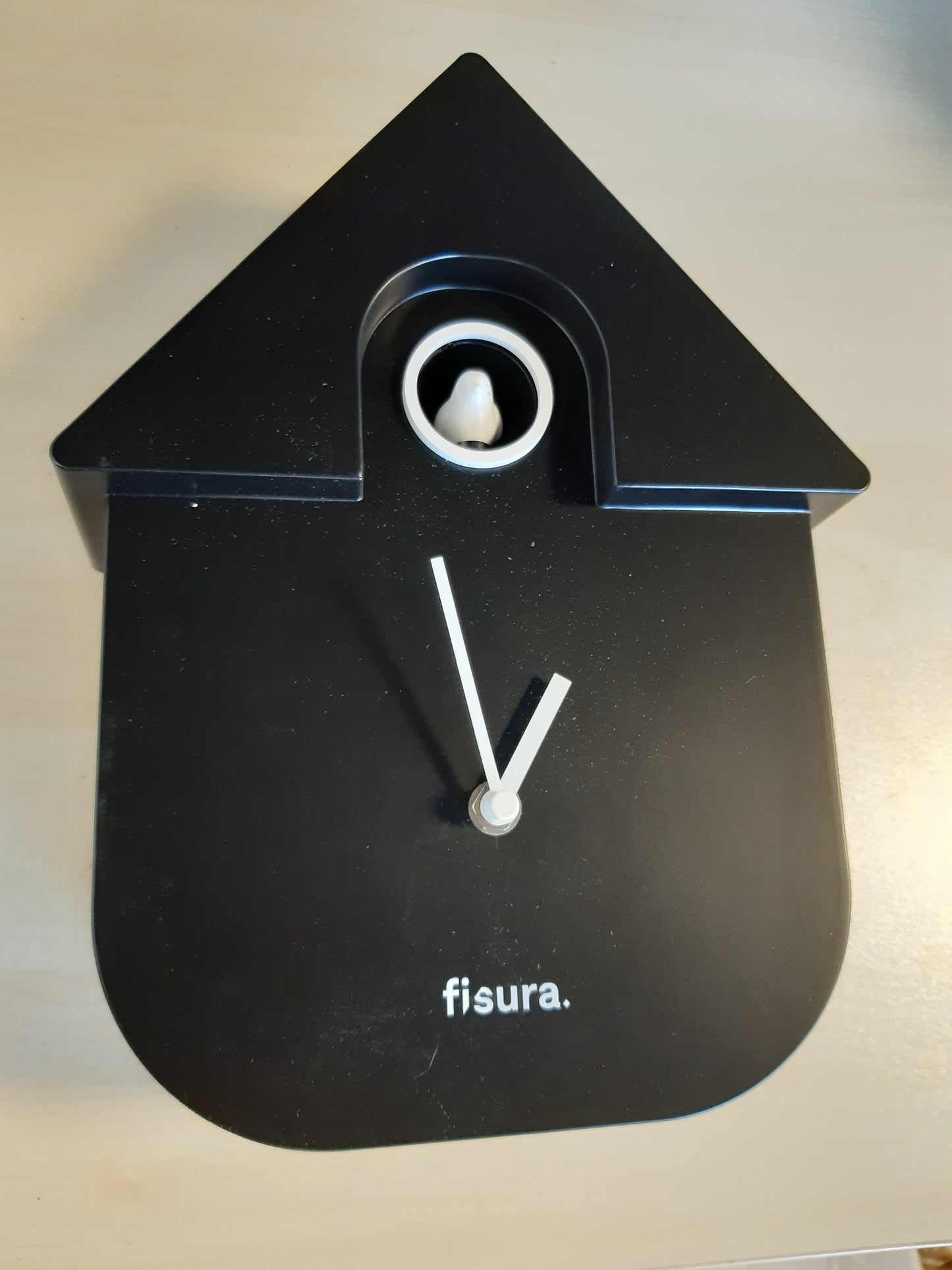 177116 - FISURA - Orë Muri ABS me Qyqe, e Zezë, Përmasat 21.5 x 8 x 41.5 cm, Nuk Përfshihet Bateria AA